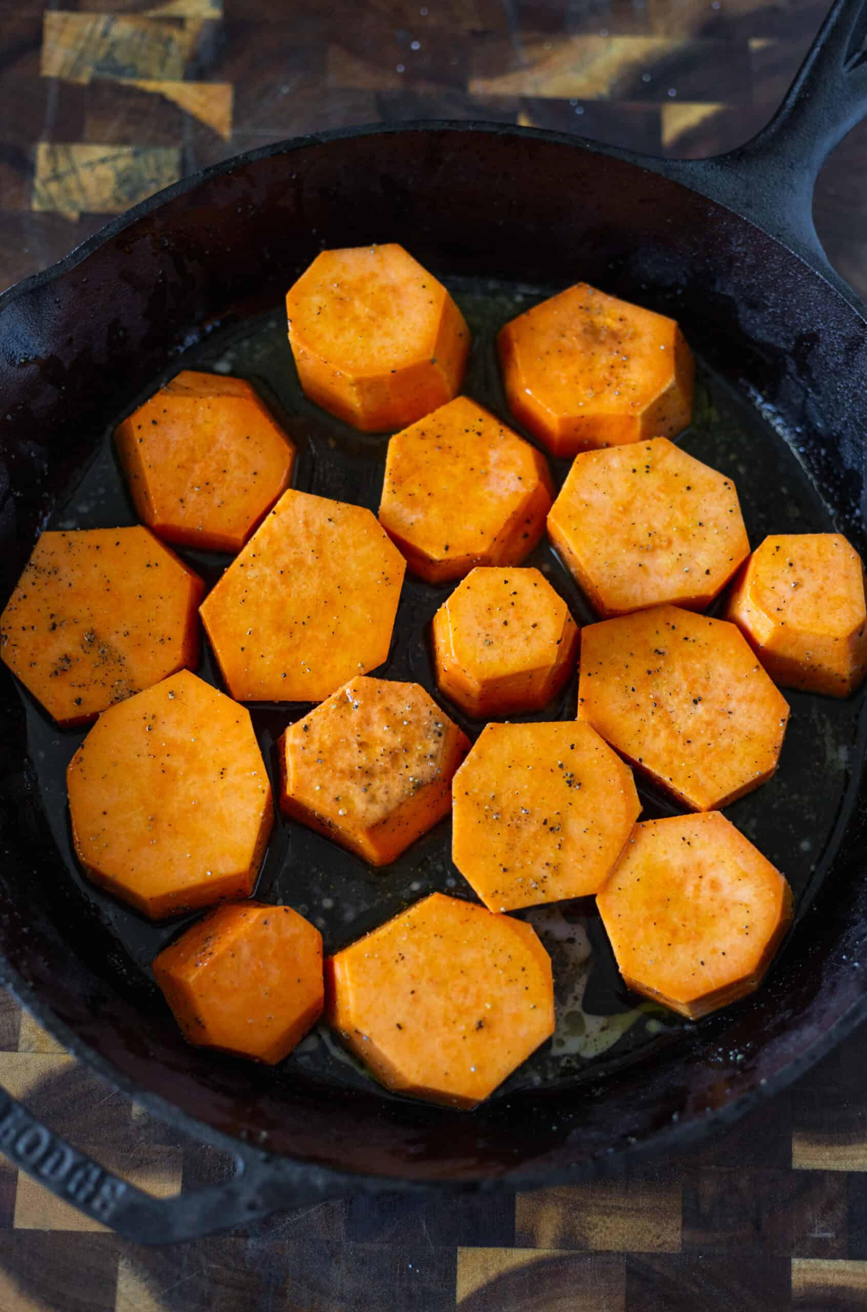 Fondant sweet potatoes in a pan seasoned with salt and pepper